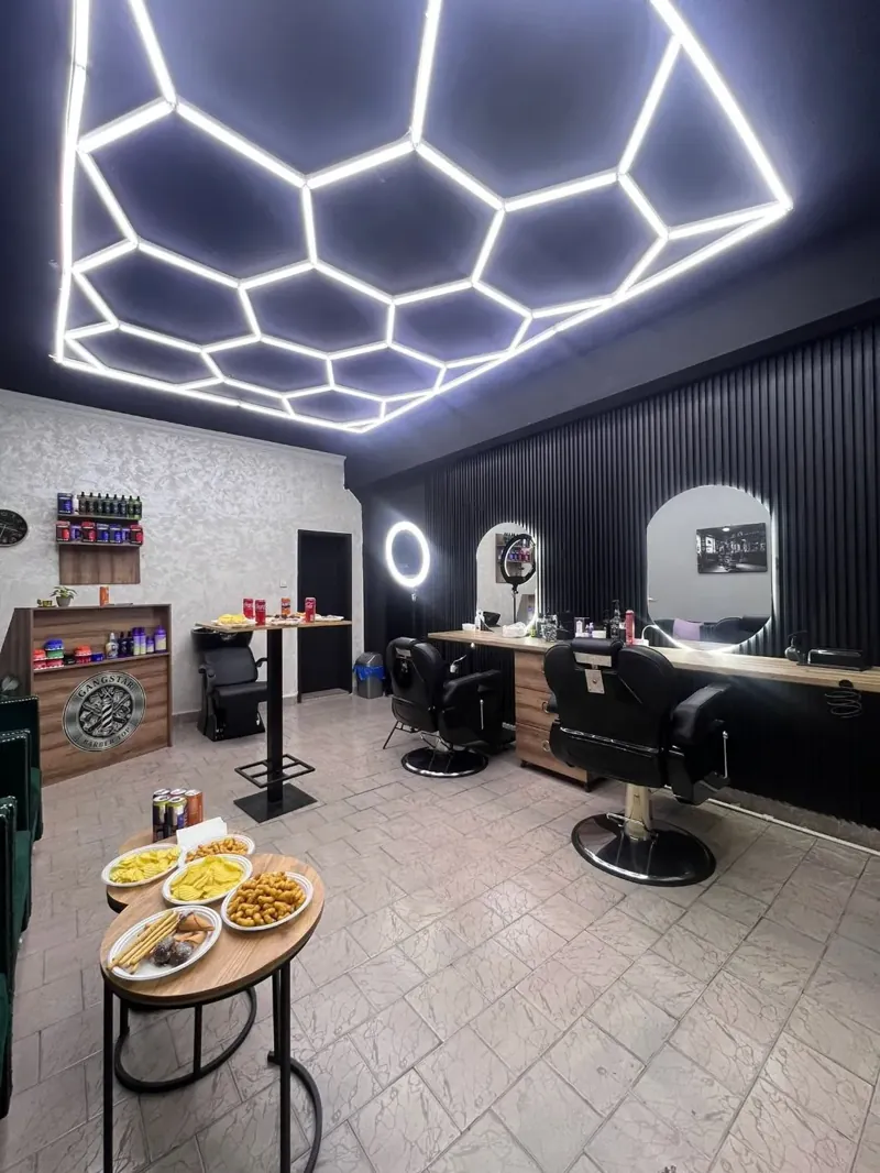 Аголот за чекање во GangStar Barber Shop, Струмица